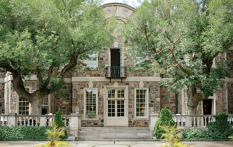 Graydon Manor hall for couple shoot location